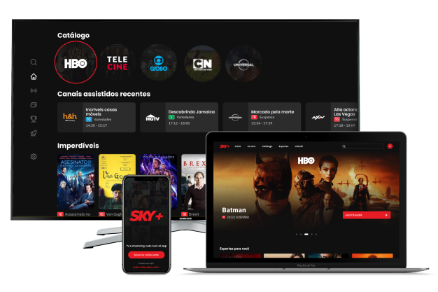 Smart TV ao fundo, notebook e smartphone a frente. Todos exibem na tela a página principal da DGO